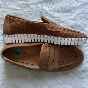 Carmela new leather shoes size 8 comfortflex loafers